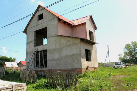 Двухэтажный дом из арболитового блока в Стерлитамаке. Вид спереди.